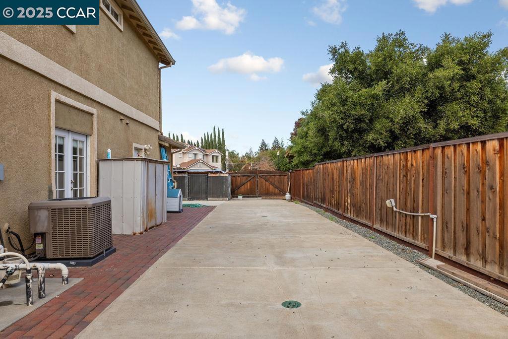 LYON GROVES - Residential