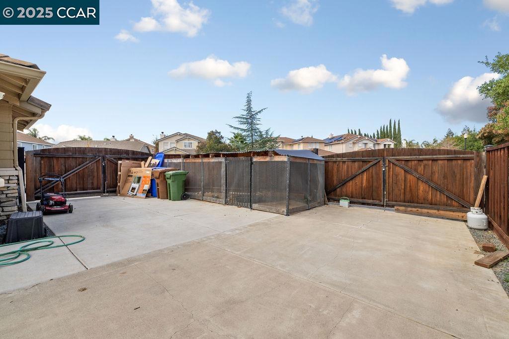 LYON GROVES - Residential