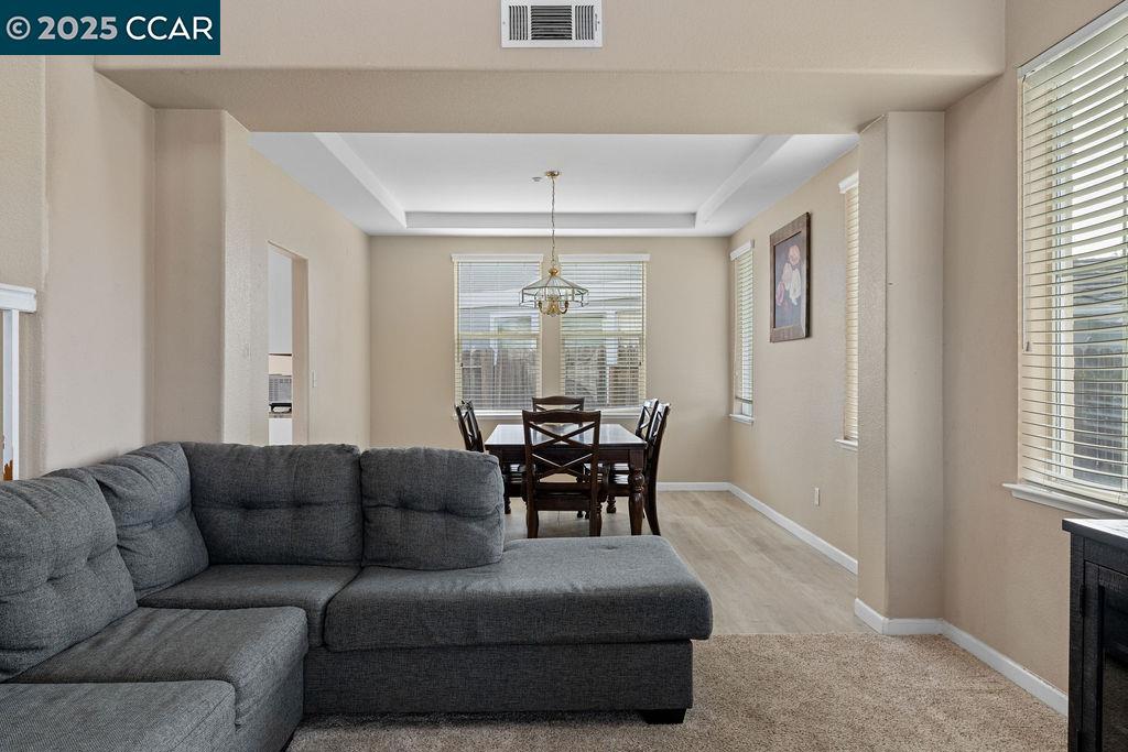 LYON GROVES - Residential