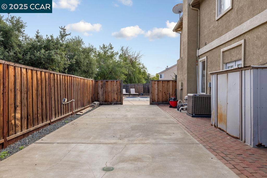 LYON GROVES - Residential