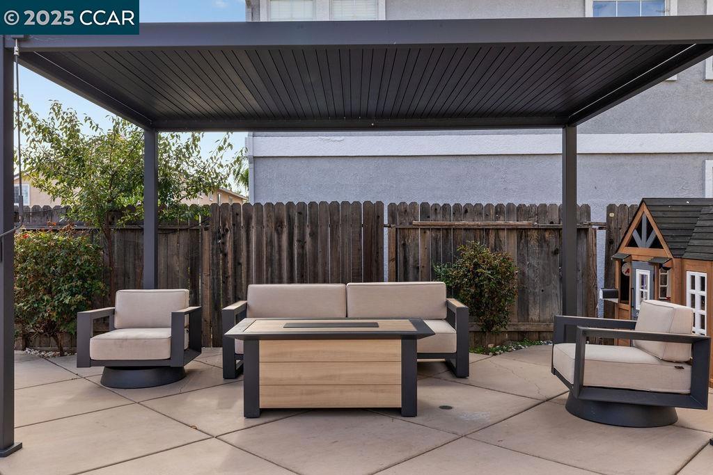 LYON GROVES - Residential