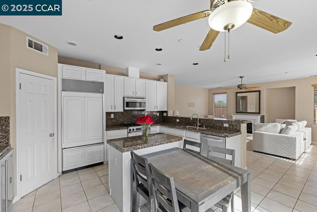 LYON GROVES - Residential