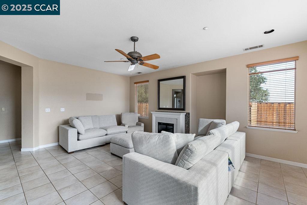 LYON GROVES - Residential