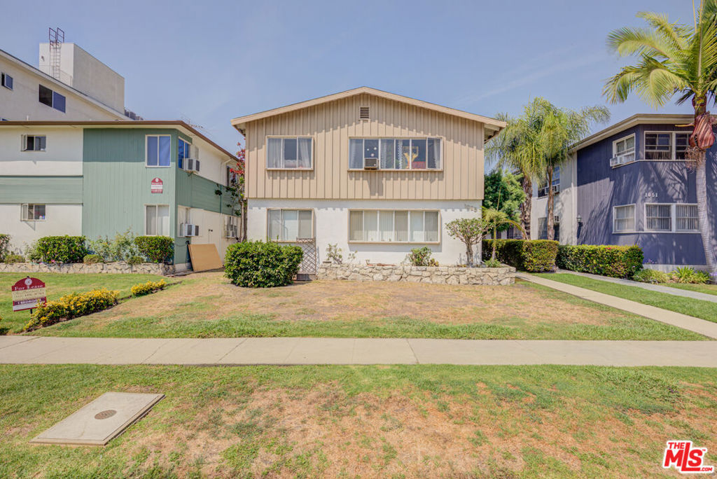 Available now! Upstairs unit! HUGE 1 bed 1 bath in prime Pico Robertson/miracle mile area. Amazing Location! Enjoy the natural light throughout the unit- the living room has huge windows. One spot parking on site! Laundry on site. This unit has all of the bells and whistles you need - AC/Heat, Ceiling Fans, Fridge/Stove, and best of all - a TON of closet/storage space. Enjoy the nice hardwood floors and big full bathroom. Great value in a great location. Great walkability - close to many shops, restaurants, schools, places of worship, etc.