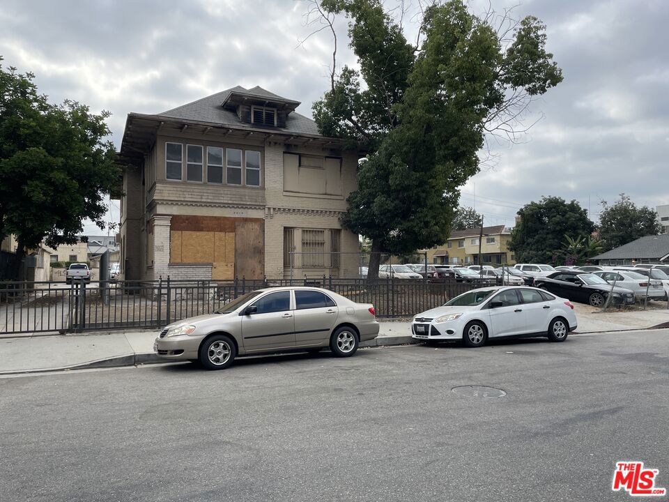 Main image without alt text