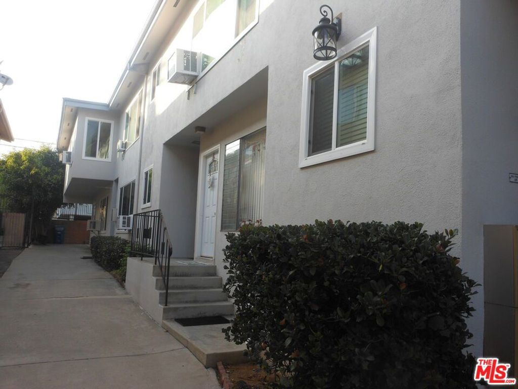 Photo of 213 S ALEXANDRIA Avenue #2, Los Angeles, CA 90004 (MLS # 25609103)
