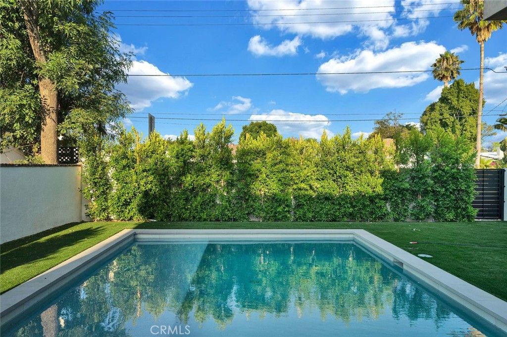 Photo of 6010 Lasaine Avenue, Encino, CA 91316 (MLS # SR26002698)