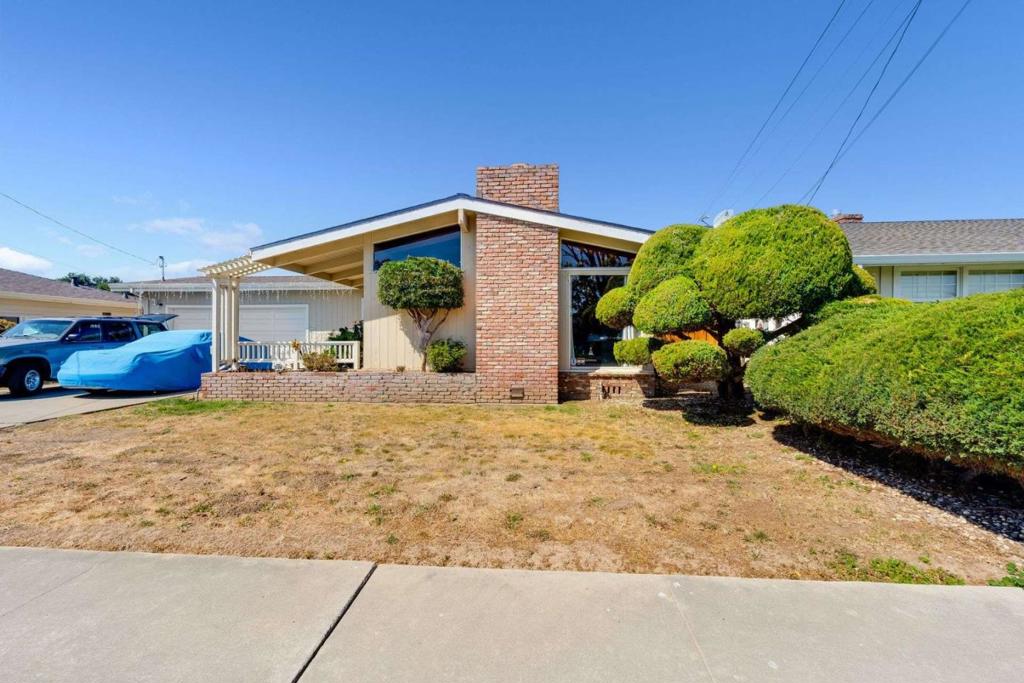 Opportunity awaits. First time home buyers welcome! 3 bed 2 bath home (with bous room thay can double as a 4th bedroom). Mid Century Modern ranch home in the most desirable neighborhood in Watsonville. All this house needs is creativity and you to make this a home.