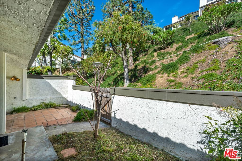 Photo of 17105 Palisades Circle, Pacific Palisades, CA 90272 (MLS # 26654953)