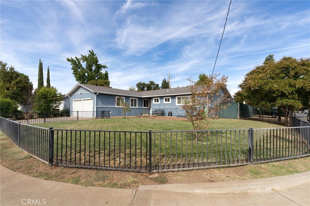 2220 Mariposa Avenue
