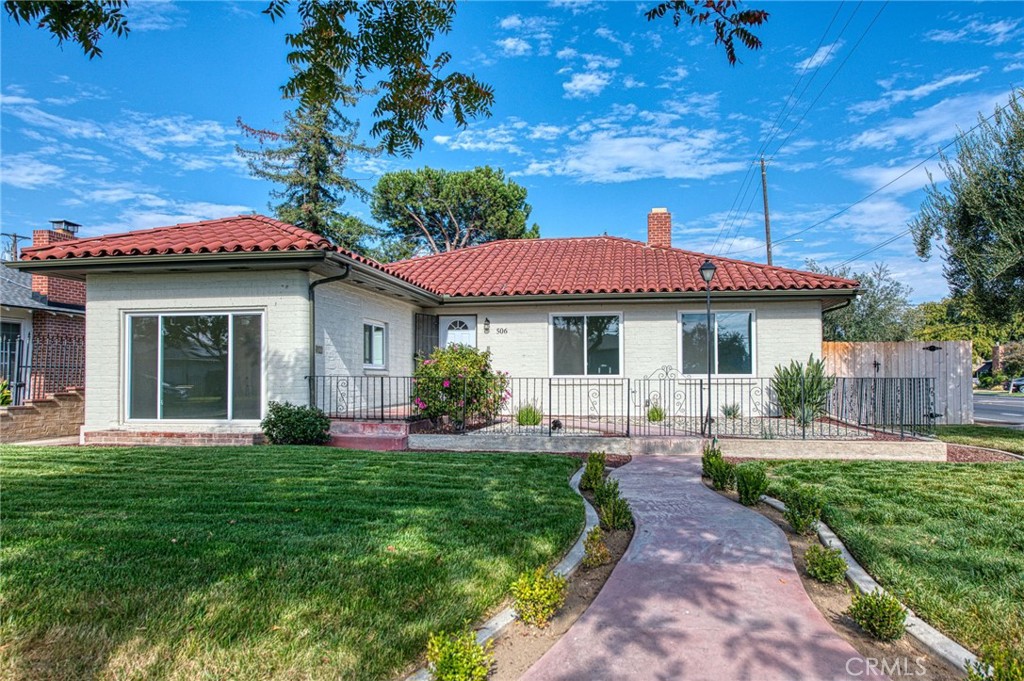 Main image without alt text