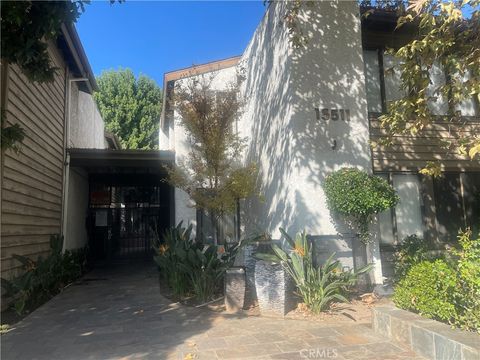 Photo of 15511 Sherman Way, Van Nuys, CA 91406 (MLS # GD25248468) Photo of 15511 Sherman Way, Van Nuys, CA 91406 (MLS # GD25248468)