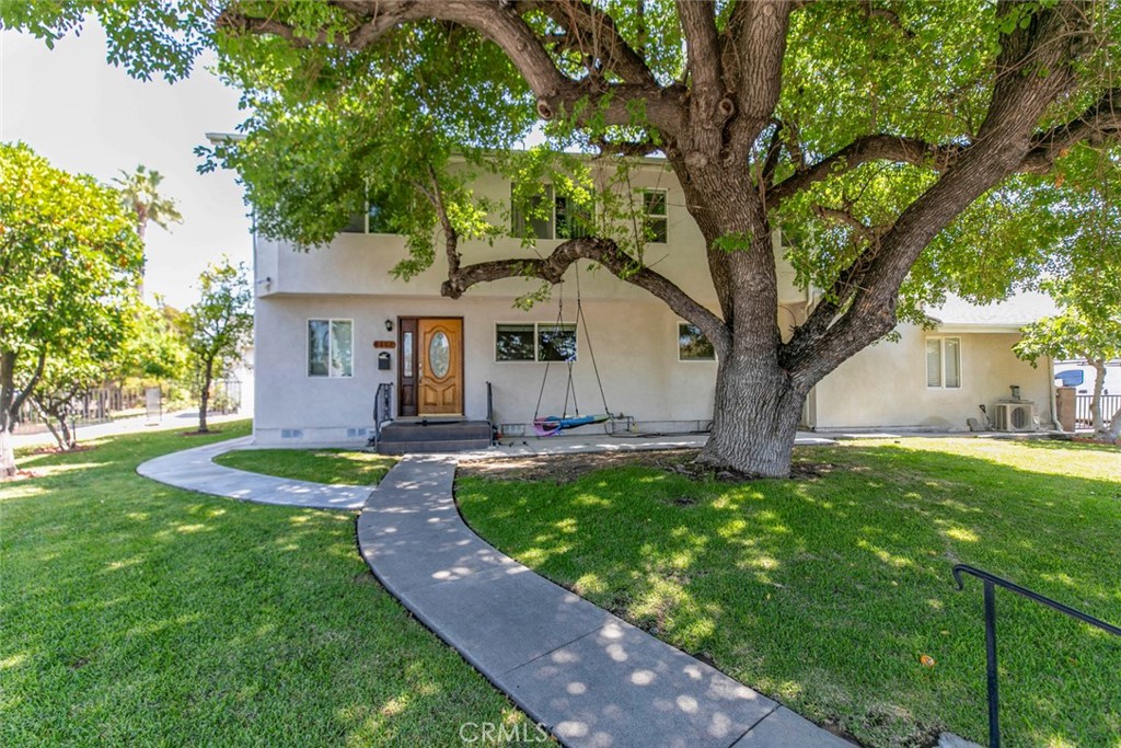 Charming Home in the Heart of North Hollywood
Ideally located in the vibrant heart of North Hollywood, this inviting home offers unbeatable convenience—just minutes from premier shopping, dining, and entertainment. Enjoy a spacious front yard perfect for outdoor living and entertaining. Inside, you'll find central A/C and heating, sleek laminate flooring throughout, and a well-appointed kitchen featuring granite countertops. A comfortable and stylish space in a highly desirable neighborhood.