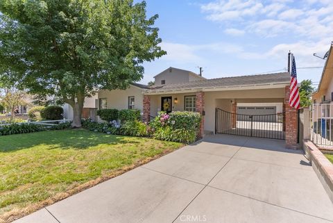 Photo of 731 N Beachwood Drive, Burbank, CA 91506 (MLS # SR25252003)