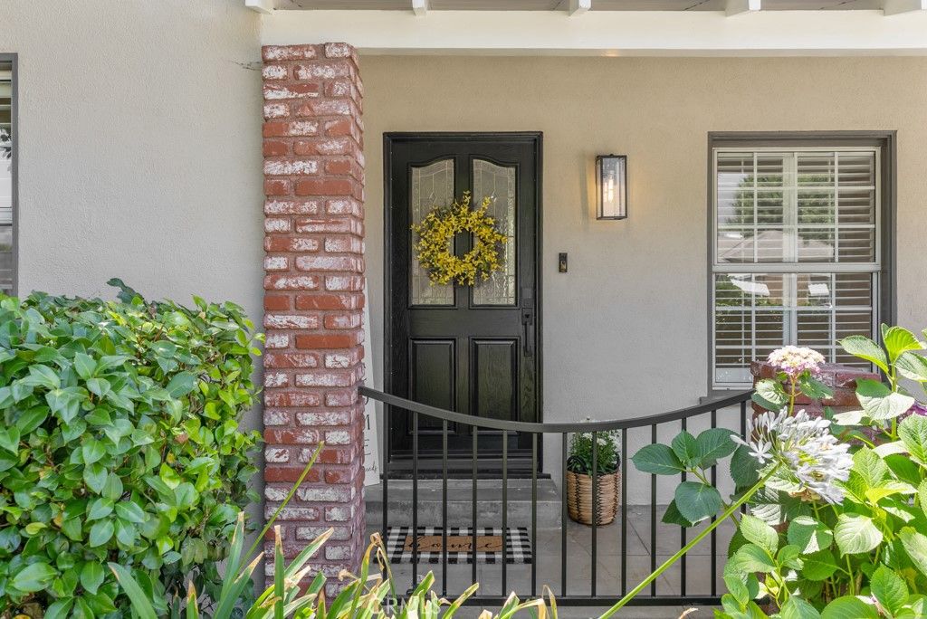 Photo of 731 N Beachwood Drive, Burbank, CA 91506 (MLS # SR25252003)