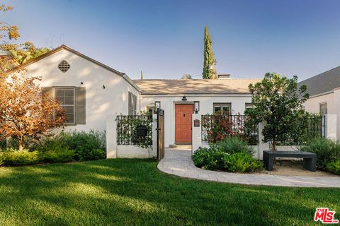 Photo of 910 Masselin Avenue, Los Angeles, CA 90036 (MLS # 25616863)