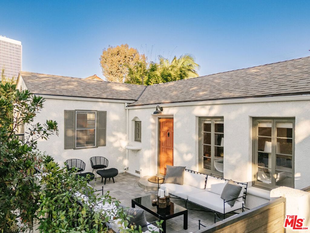 Photo of 910 Masselin Avenue, Los Angeles, CA 90036 (MLS # 25616863)