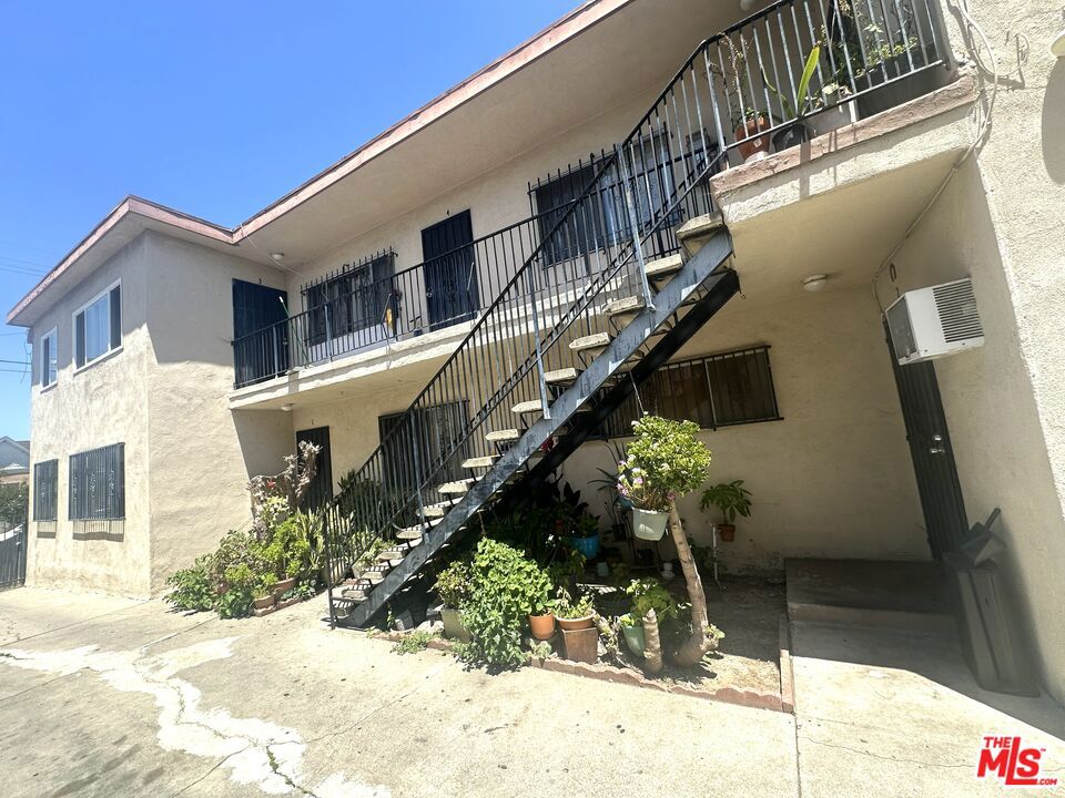 1138 Fedora Street