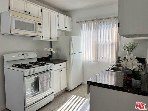 Photo of 1330 S WILTON Place #9, Los Angeles, CA 90019 (MLS # 26855637)