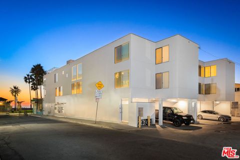 Photo of 11 Brooks Avenue #C, Venice, CA 90291 (MLS # 26669711)