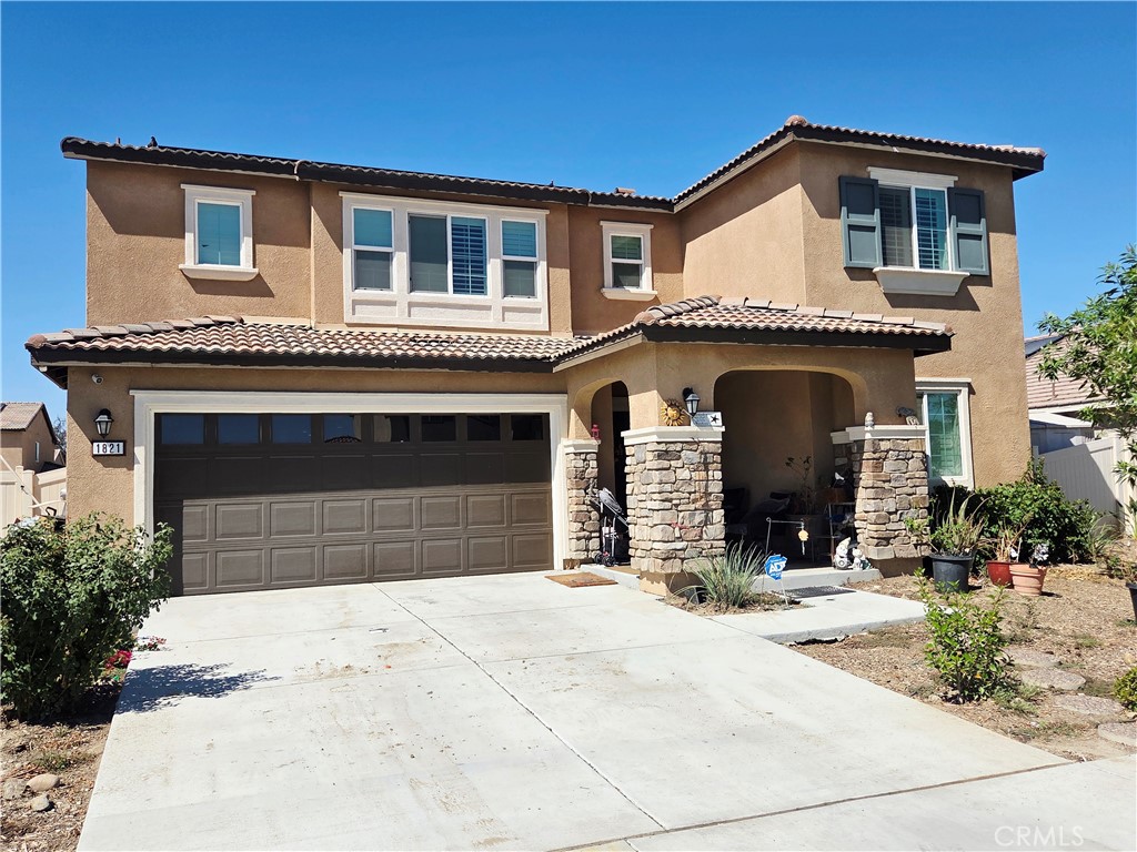 Brand new Home built in 2022 in beautiful San Jacinto. Stunning 4-bedroom 3 bath with a 2 car attached garage. The home included solar panels, paid off. From the ceiling , walls, to the floors everything shows in great condition. Huge backyard with lots of space for pets or toys. The owners have added a cement deck with a covered patio for nice shade and family bbq's.
This home is perfect for first time buyers or for an investment rental property. Call today, wont last!