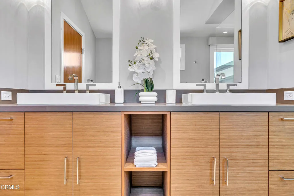 Newbury Park, California 91320, United States, 3 Bedrooms Bedrooms, ,2 BathroomsBathrooms,Residential,Active,165565