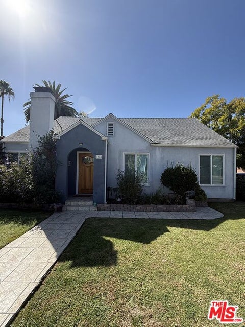 Photo of 3905 Berryman Avenue, Los Angeles, CA 90066 (MLS # 26104213)