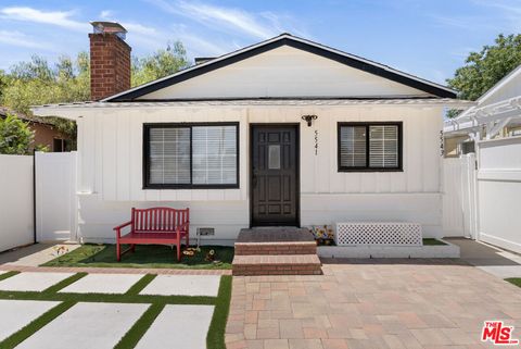 Photo of 5541 Fallbrook Avenue, Woodland Hills, CA 91367 (MLS # 26671487)