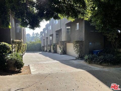 Photo of 1083 1/2 W Kensington Road, Los Angeles, CA 90026 (MLS # 26656835)