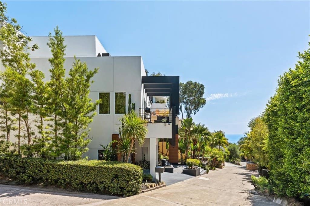 Photo of 845 Summit Drive, Laguna Beach, CA 92651 (MLS # OC26159773)