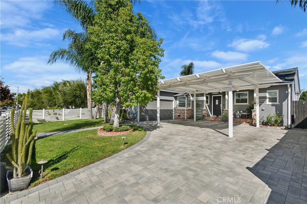 Photo of 6440 Hanna Avenue, Woodland Hills, CA 91303 (MLS # SR26216034)
