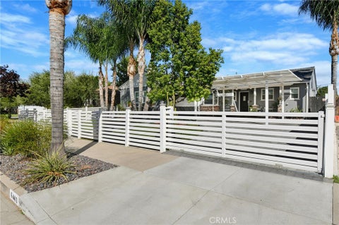 Photo of 6440 Hanna Avenue, Woodland Hills, CA 91303 (MLS # SR26216034)