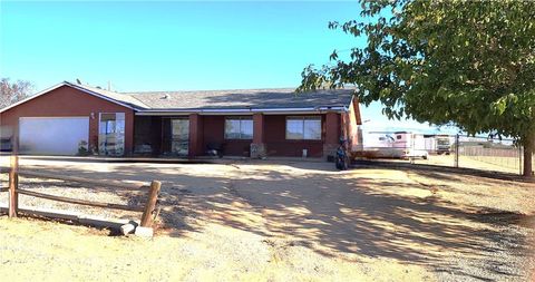 Photo of 15135 Cheyenne Rd, Apple Valley, CA 92307 (MLS # IV25249689)