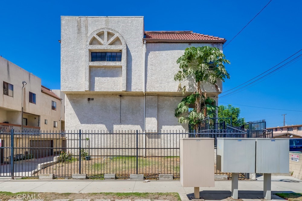 Welcome to this bright and airy two-story townhome that blends comfort, style, and convenience. Featuring 3 bedrooms, 2.5 bathrooms, and newer interior paint and flooring throughout, this home is truly move-in ready. The spacious primary suite even offers a serene mountain view. Located in a secure gated community with low HOA fees, this home is close to schools, shopping, and dining, and offers easy access to the 605 and 10 freeways.
The first floor includes a cozy living room, dining area, and an upgraded kitchen with a stove, dishwasher, sink, faucet, and garbage disposal. A convenient half bath and a sun-filled balcony make the central level ideal for both everyday living and entertaining.
Upstairs, you’ll find the primary suite with its private bath, along with two additional bedrooms that share a full hallway bath. Additional highlights include a 2-car attached garage with direct access and a desirable corner lot location with a generously sized garden—perfect for outdoor, gardening, or simply relaxing.
Don’t miss this Baldwin Park opportunity! With virtually staged photos showcasing its full potential, this lovely home is ready for new owners to move in and make it theirs. Act quickly—homes like this don’t stay on the market for long!