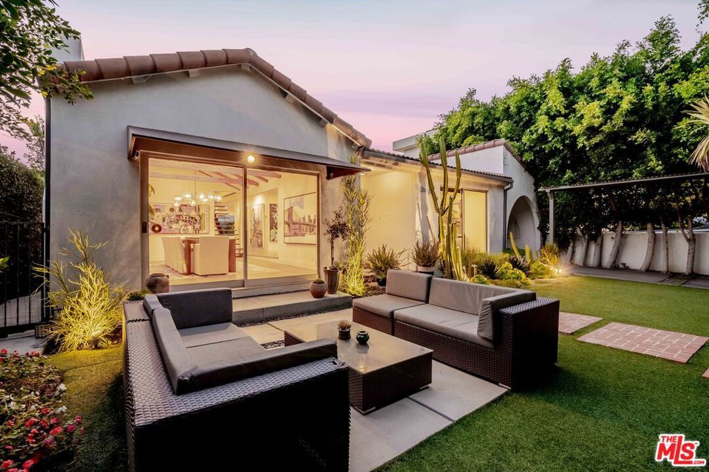 Photo of 517 N Laurel Avenue, Los Angeles, CA 90048 (MLS # 25590997)