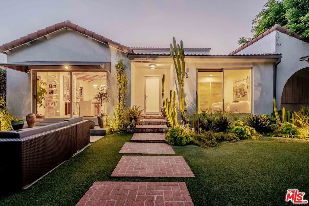 Photo of 517 N Laurel Avenue, Los Angeles, CA 90048 (MLS # 25590997)