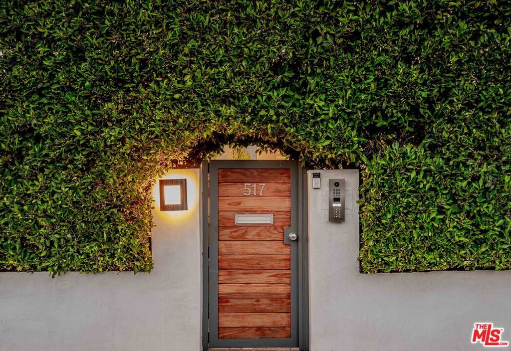 Photo of 517 N Laurel Avenue, Los Angeles, CA 90048 (MLS # 25590997)