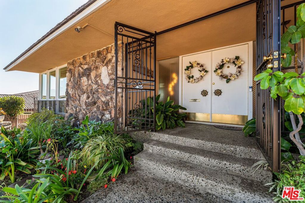 Photo of 4845 Parkglen Avenue, View Park, CA 90043 (MLS # 26657767)