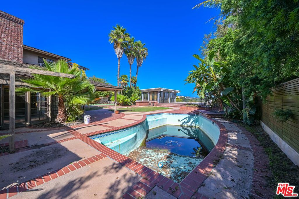 860 Linda Flora Drive
