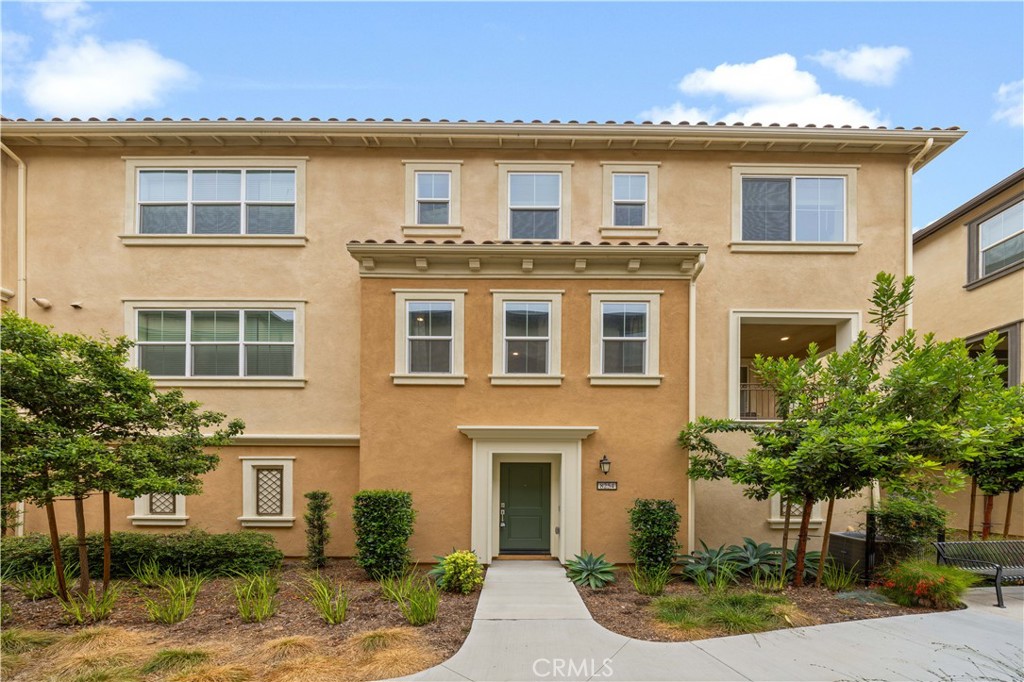 Check this Stylish 3-Bedroom Condo in The Preserve at Chino!
Spacious 3 bed / 2.5 bath home with gourmet kitchen, walk-in pantry, upstairs laundry, and private balcony. Enjoy resort-style amenities: pool, spa, gym, tennis & sports courts, dog park, movie theater, café, and more. Prime location near schools, shopping, dining & Chino Hills State Park. You should not miss this Luxury, Comfort, Convenience all in one place.