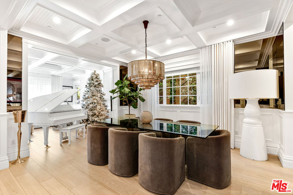 5000 Petit Avenue