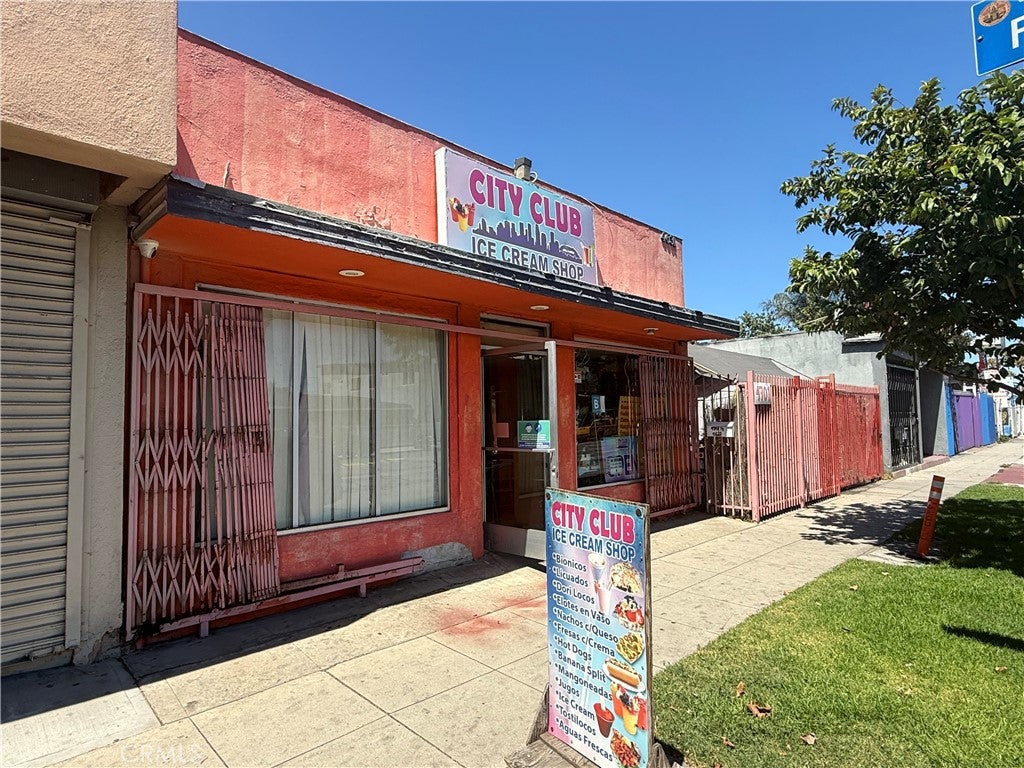4631 E Compton