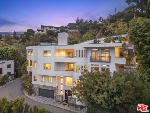 Photo of 8507 Franklin Ave, Los Angeles, CA 90069 (MLS # 25612137)