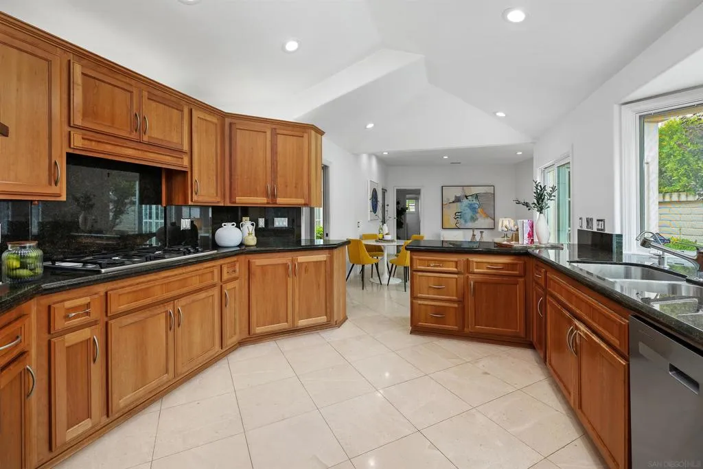 La Jolla, California 92037, United States, 3 Bedrooms Bedrooms, ,4 BathroomsBathrooms,Residential,Active,192513