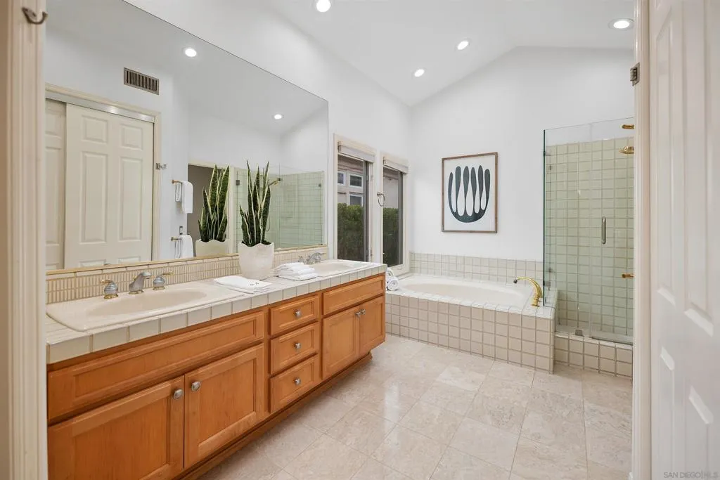 La Jolla, California 92037, United States, 3 Bedrooms Bedrooms, ,4 BathroomsBathrooms,Residential,Active,192513