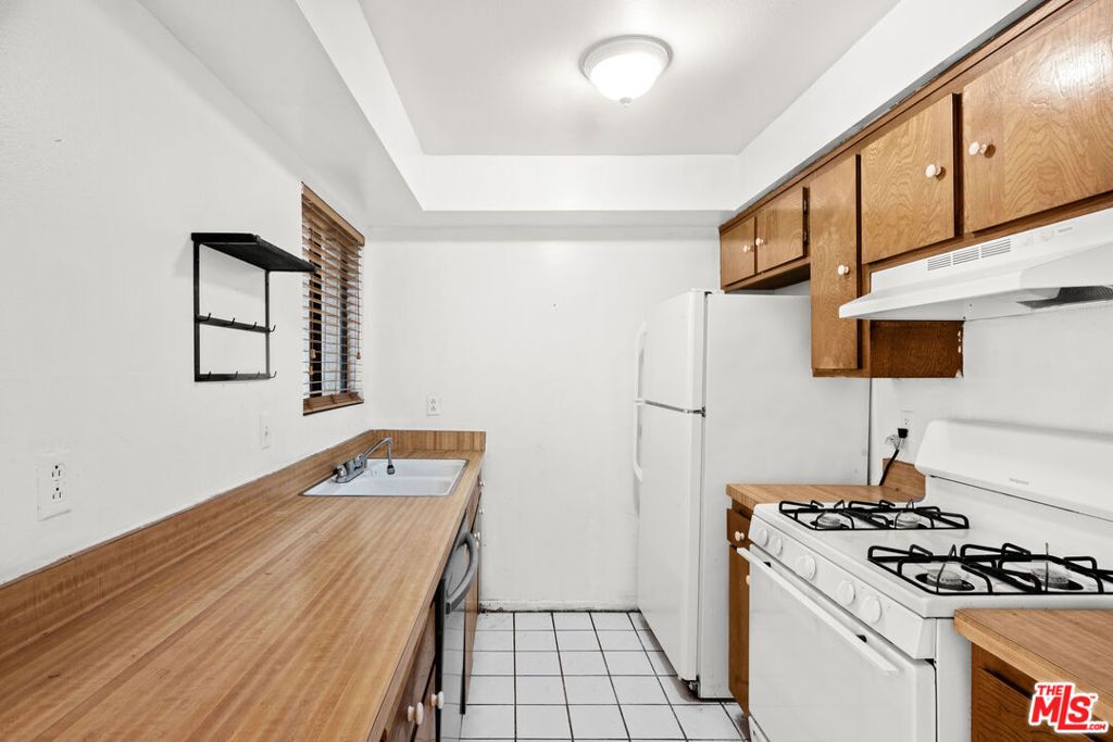 Photo of 10521 National Boulevard #106, Los Angeles, CA 90034 (MLS # 26647503)