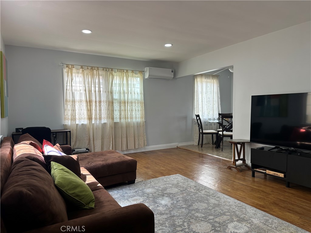 Beautiful fully furnished 2bdrm 1bath house for short term leasing. Perfect for professionals to stay at. Comes with one car reserved spot on site and private patio for your morning coffee or just relaxing after a long day at work