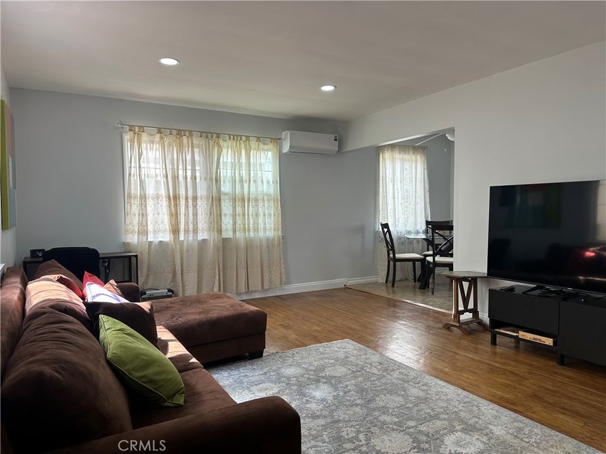 Beautiful fully furnished 2bdrm 1bath house for short term leasing. Perfect for professionals to stay at. Comes with one car reserved spot on site and private patio for your morning coffee or just relaxing after a long day at work