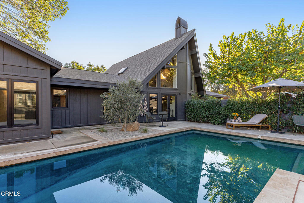 1015 W El Roblar Drive