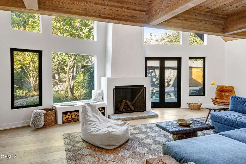 1015 W El Roblar Drive